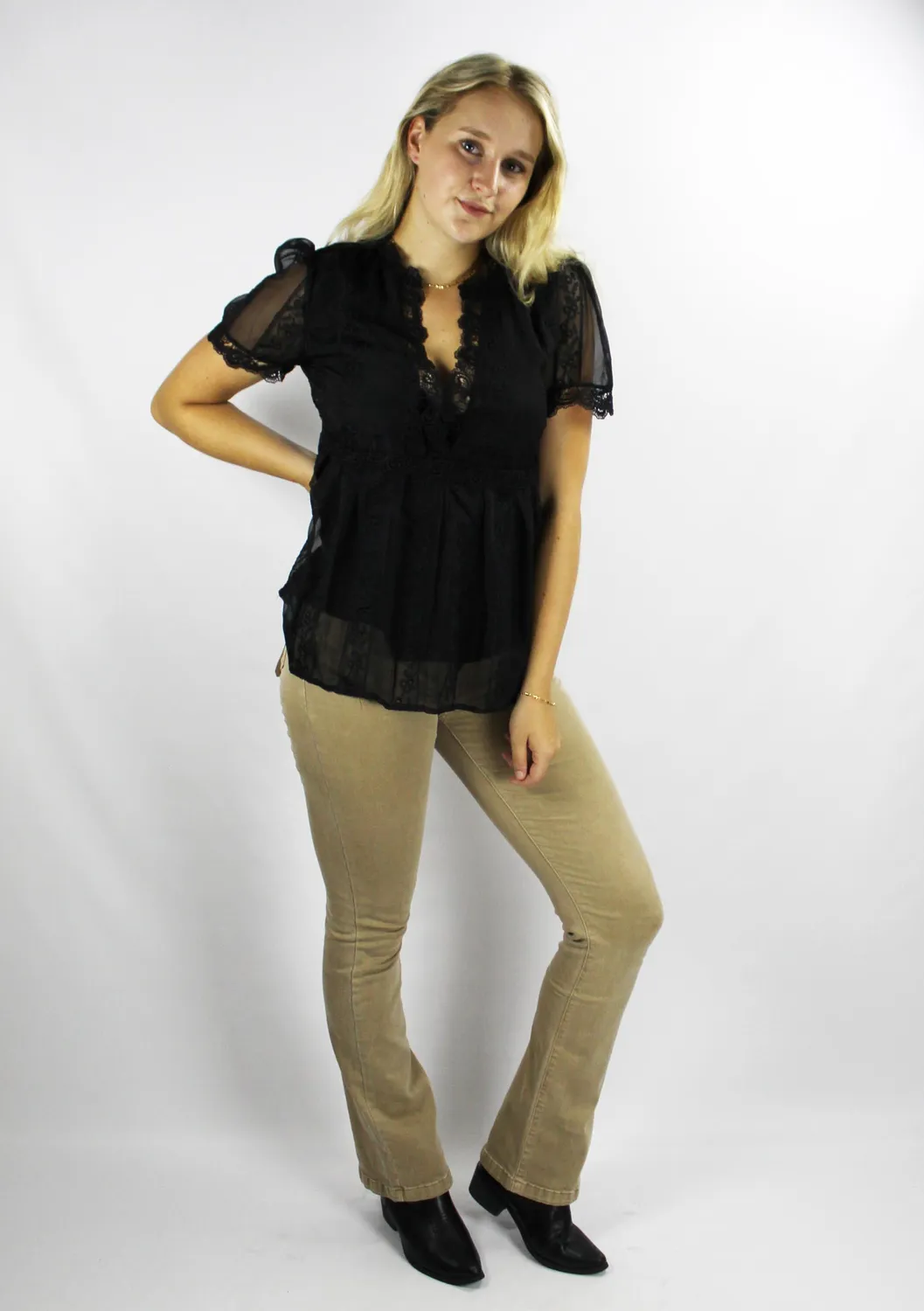 LOVEDRUNKY Kant shirt zwart kant V-hals pofmouw