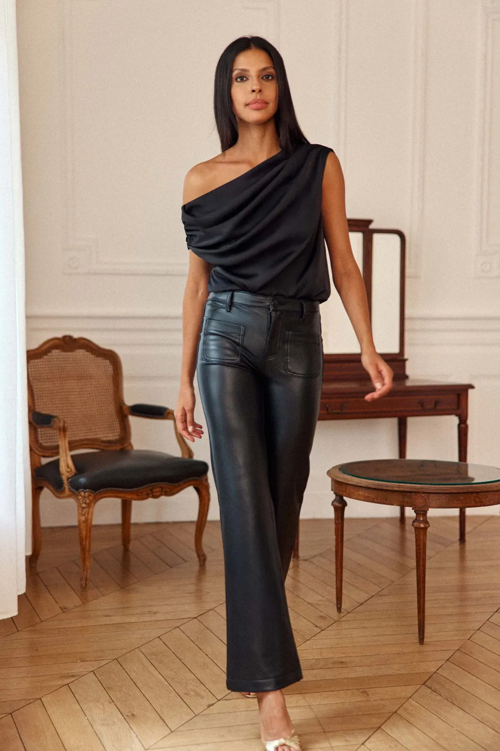 La Petite Etoile Torine one-shoulder top zwart satijn