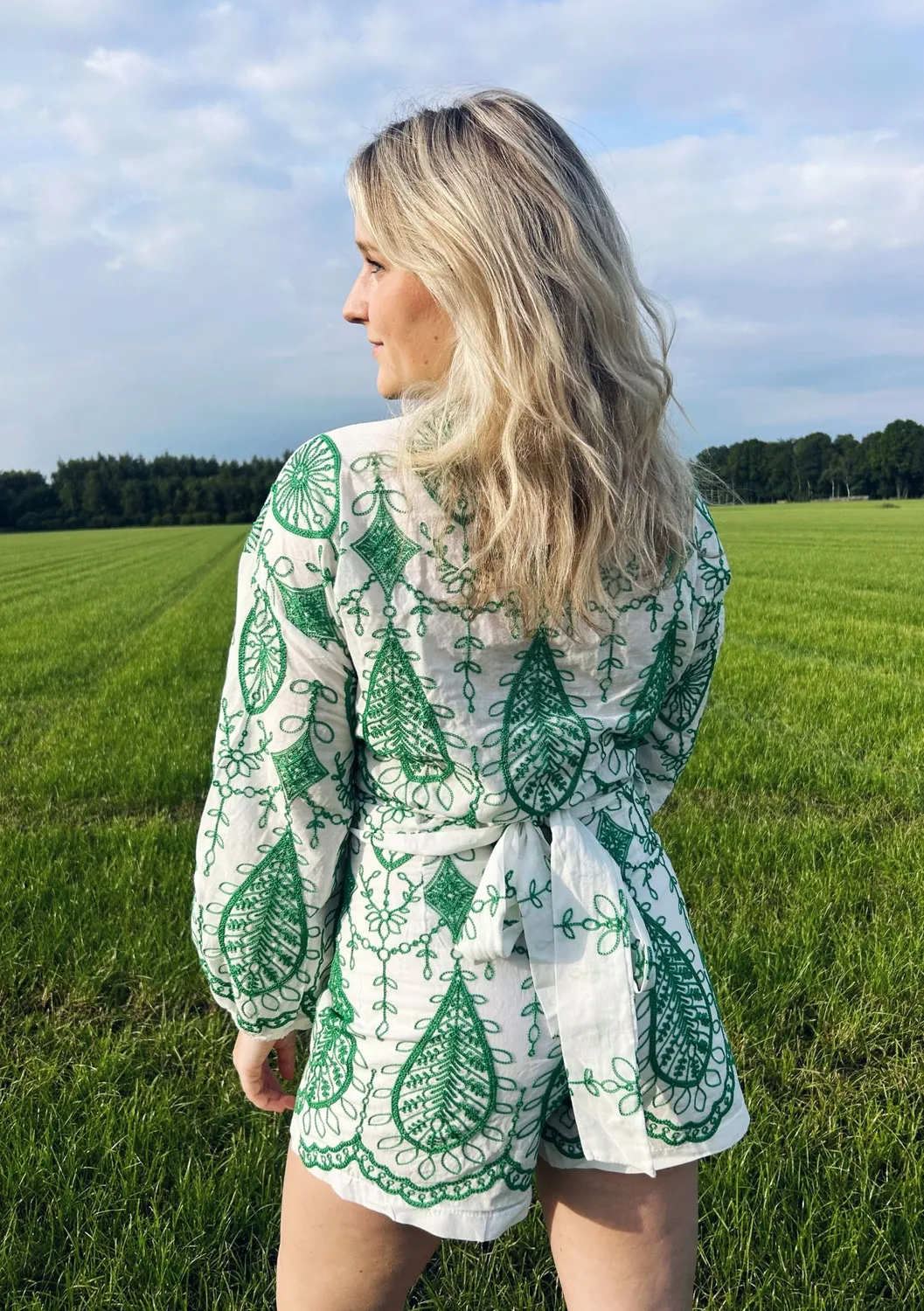 LOVEDRUNKY Wikkeltop Embroidery groen pofmouwen