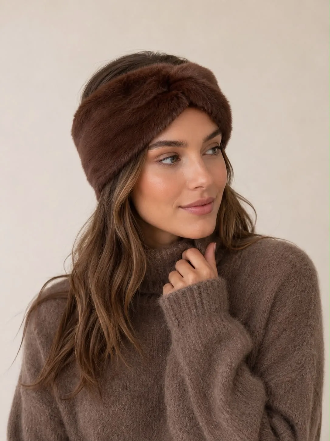 Amiek Fluffy Twist hoofdband cacao – warme winter
