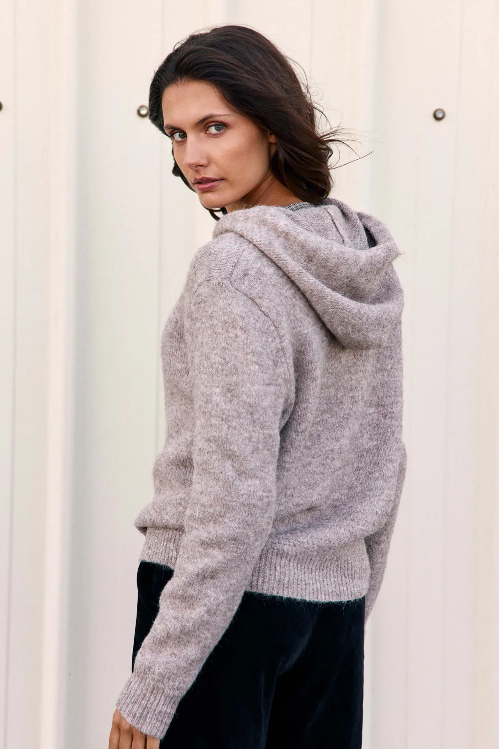 La Petite Etoile Misa vest met capuchon taupe grof gebreid