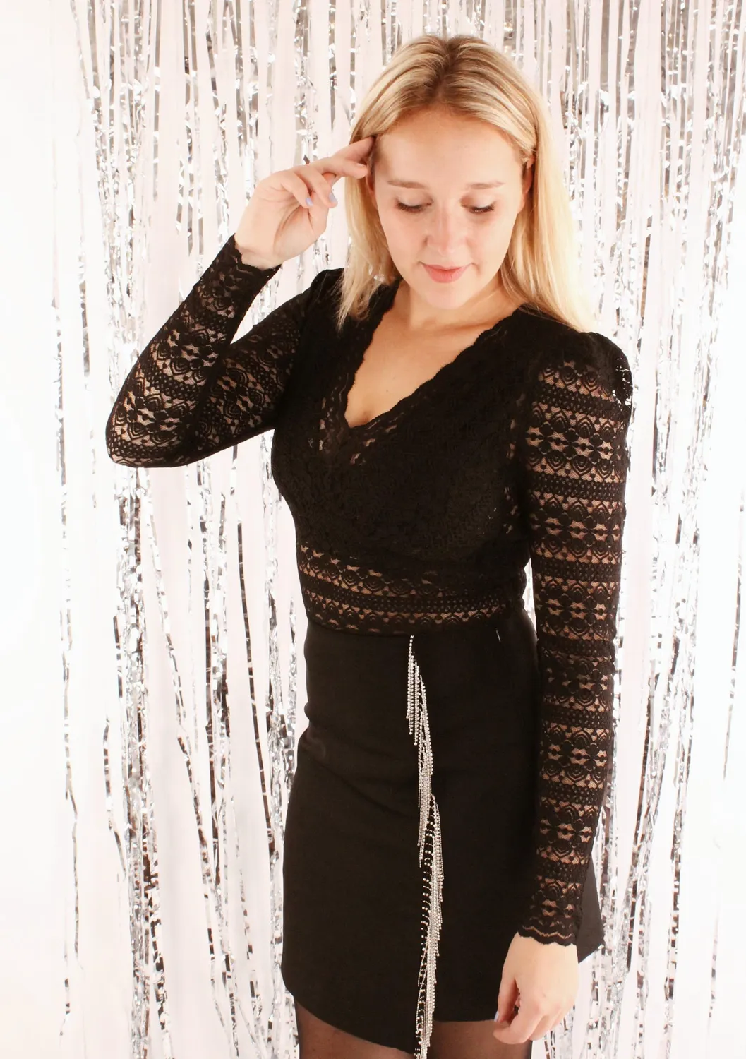 LOVEDRUNKY Kant V-hals top zwart pofschouder