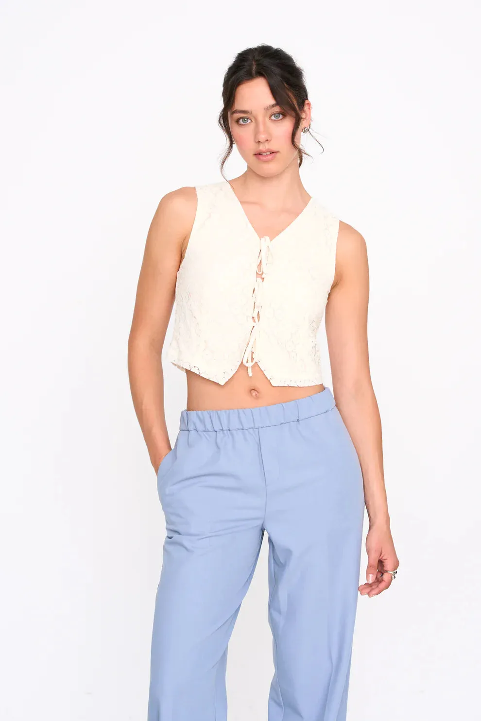 Amiek 24c kanten gilet wit met strikdetail