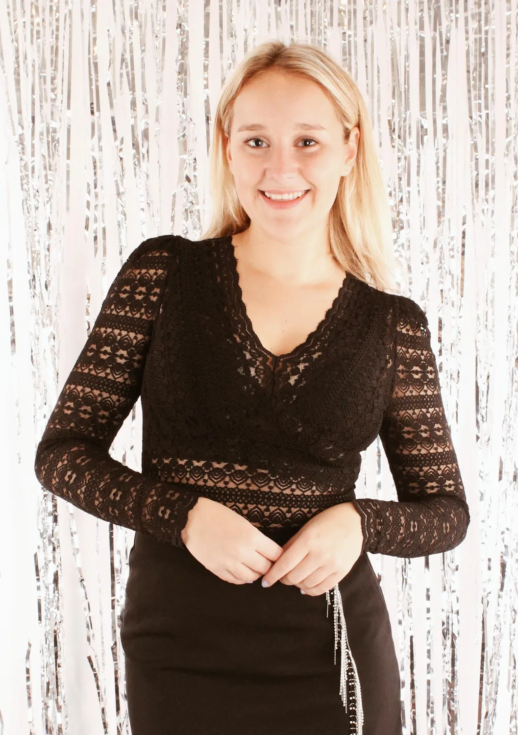 LOVEDRUNKY Kant V-hals top zwart pofschouder