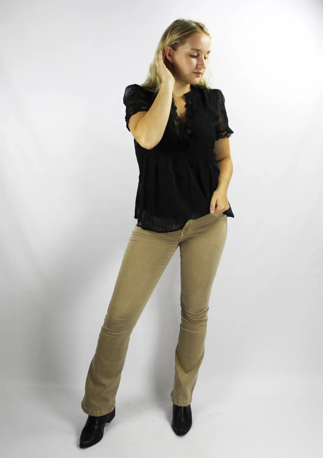 LOVEDRUNKY Kant shirt zwart kant V-hals pofmouw