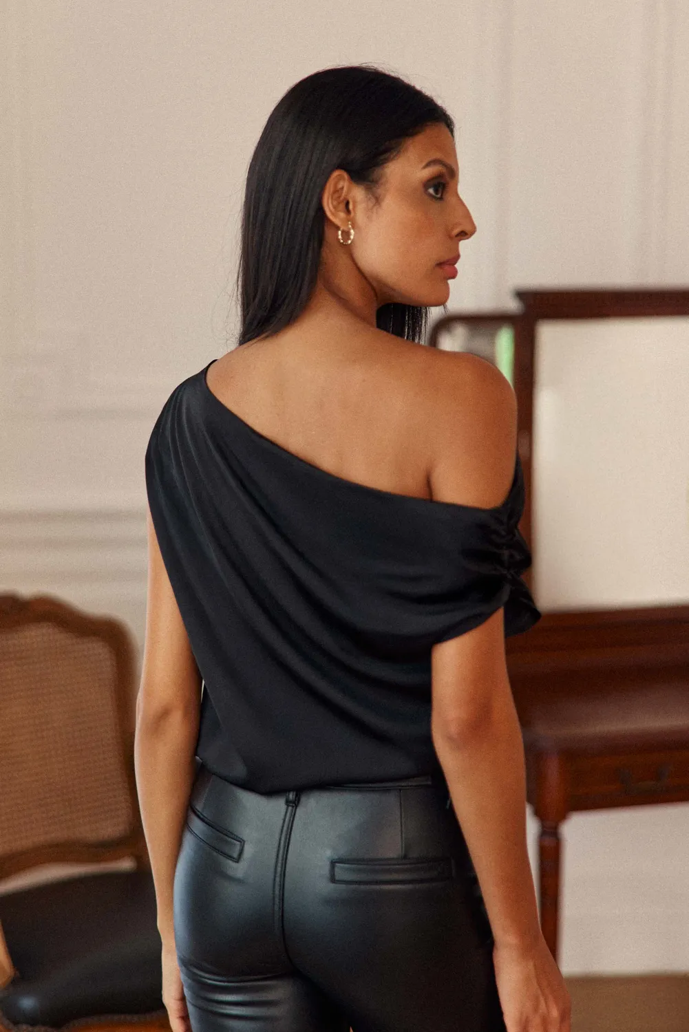 La Petite Etoile Torine one-shoulder top zwart satijn