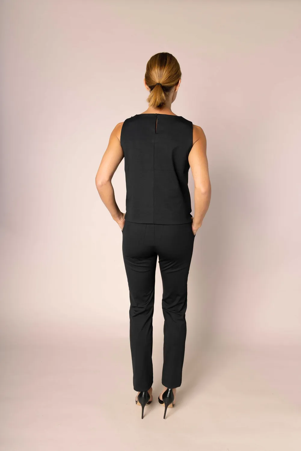 Laboutiek Linea top zwart mouwloze travelstof