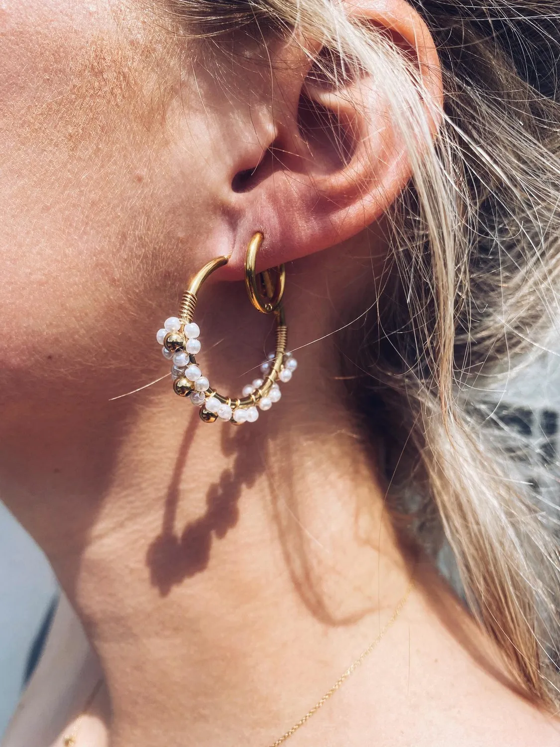 LOVEDRUNKY Hoops Flowers oorbellen wit goud 3,5cm