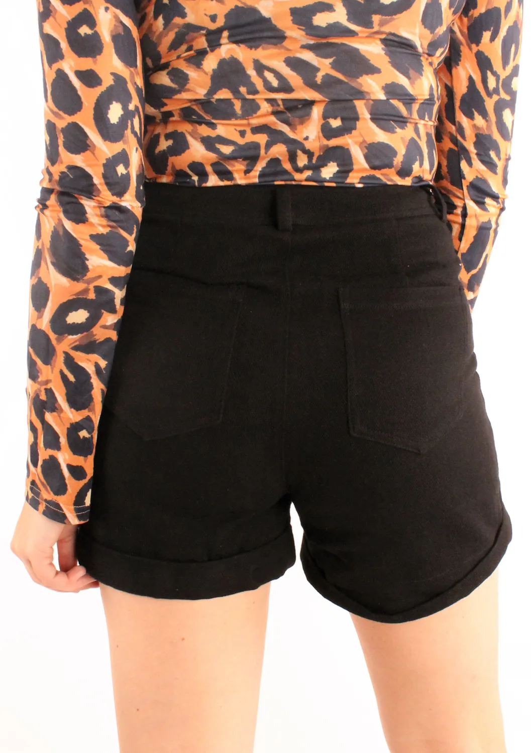 LOVEDRUNKY High Waist short zwart opgerold