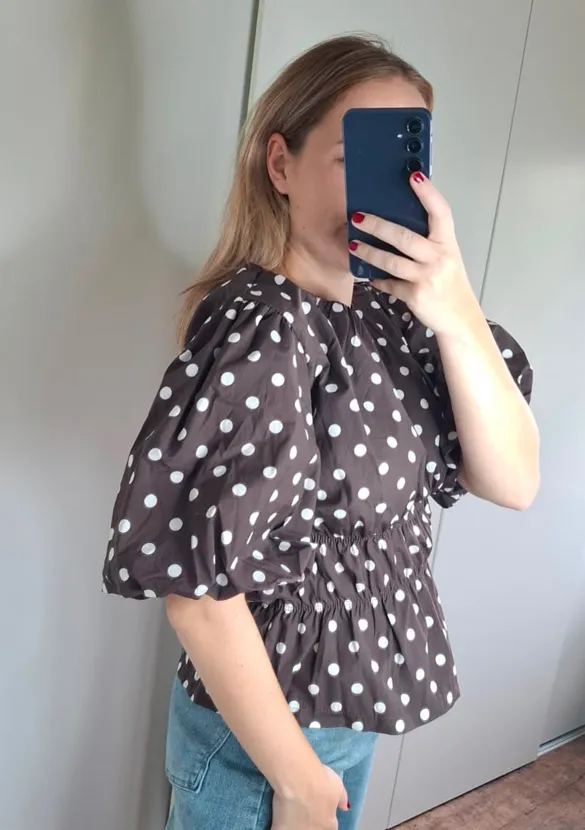LOVEDRUNKY Polkadot top bruin met pofmouwen