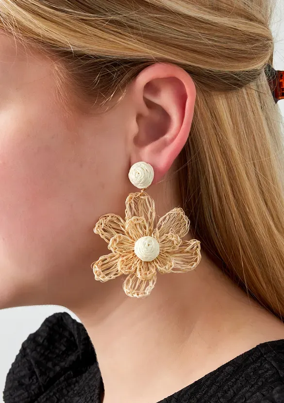 LOVEDRUNKY Flower oorbellen beige raffia