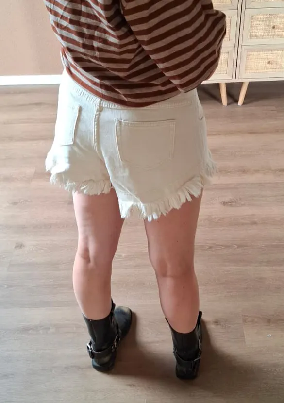 LOVEDRUNKY Rafel short beige gerafelde zoom