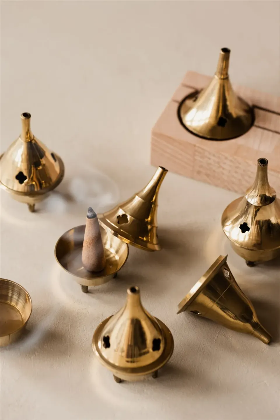 Amiek wierookbrander messing goud kegels