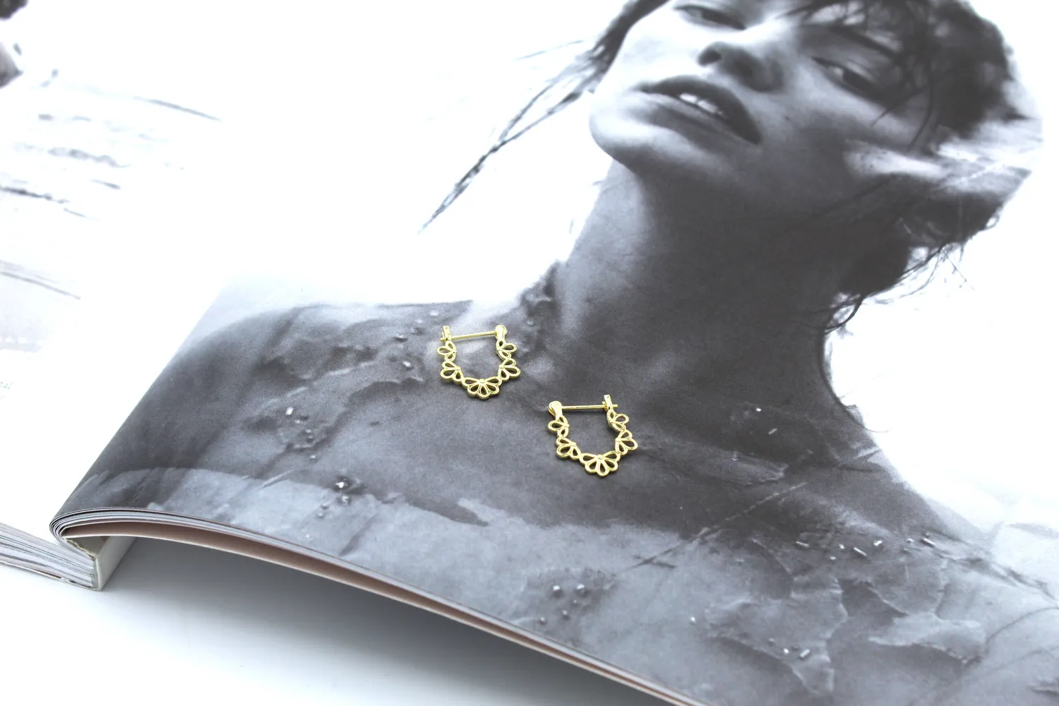 Lovedrunky Grafische Flower Hoop Oorbel Goud Bloem