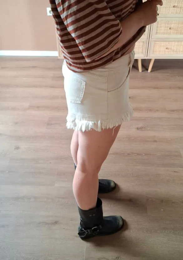 LOVEDRUNKY Rafel short beige gerafelde zoom