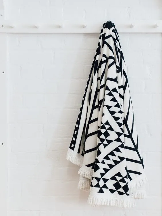 LOVEDRUNKY Roundie handdoek black-white 150 cm rond