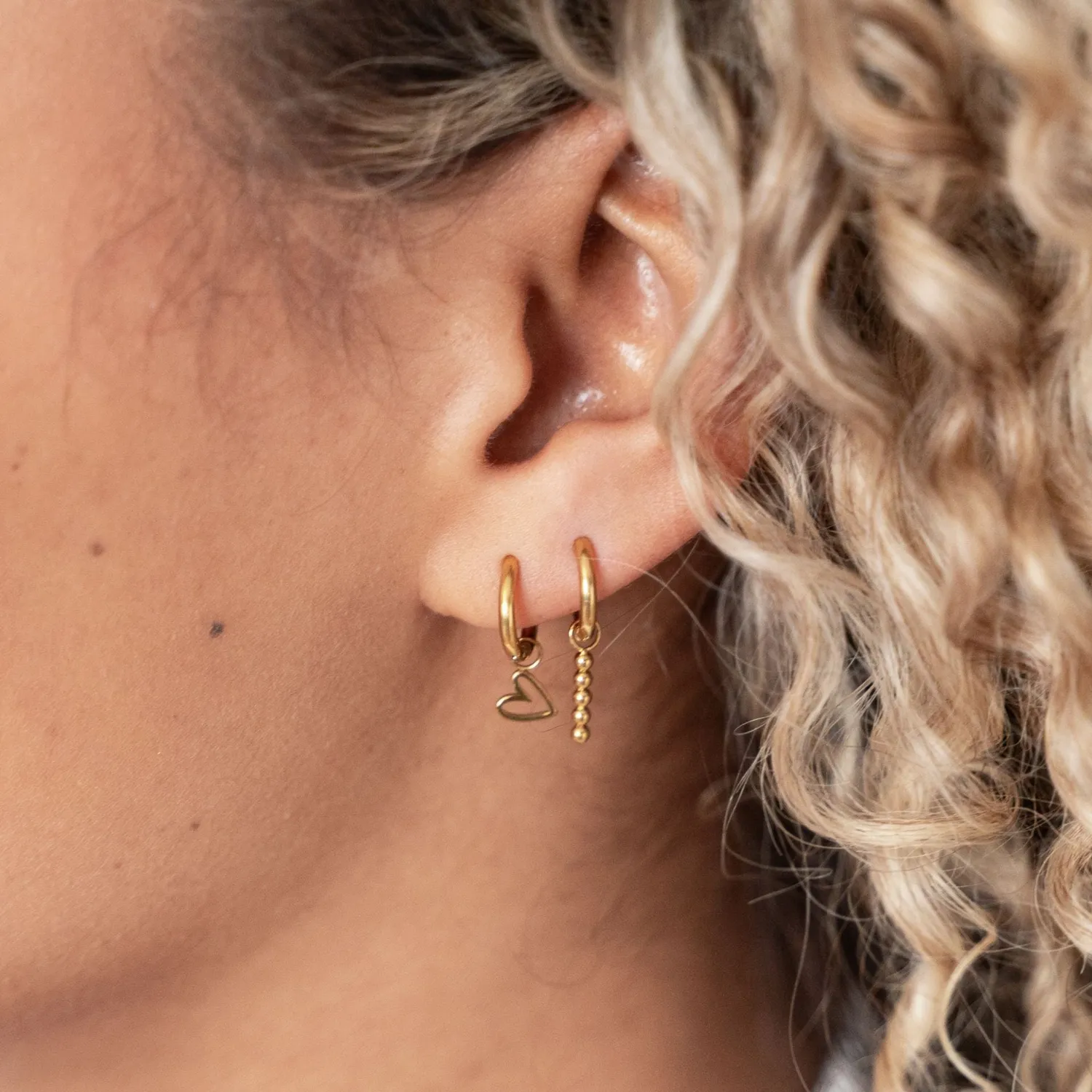 Essentialistics Tilted Open Heart oorbellen goud