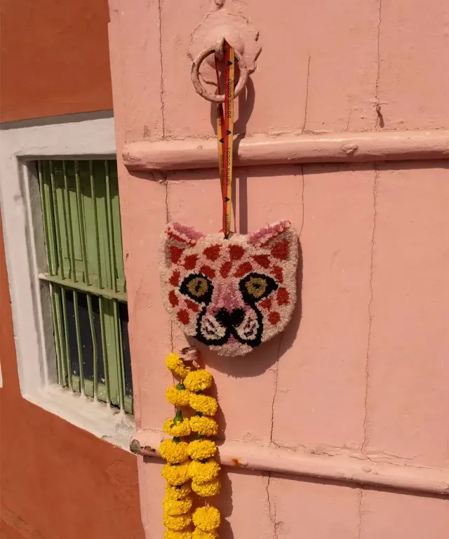 Amiek Pinky luipaard dierenkop hanger wol roze