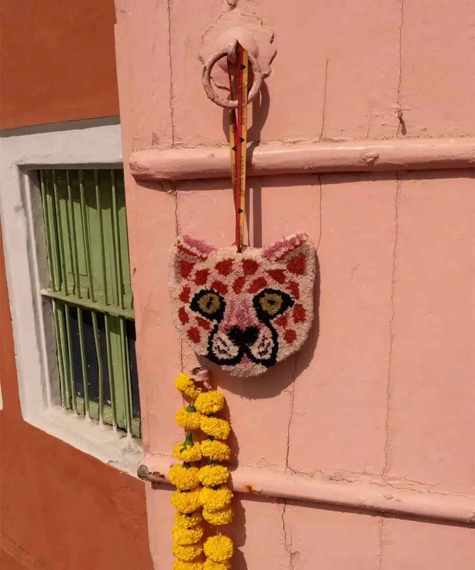 Amiek Pinky luipaard dierenkop hanger wol roze