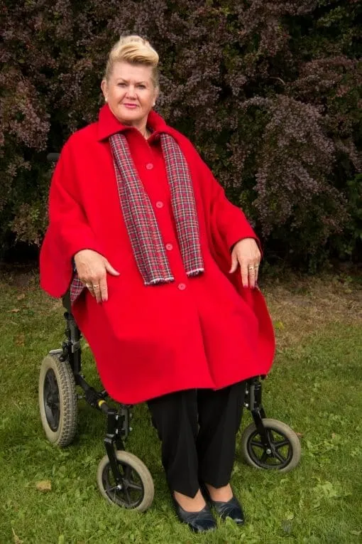 Seniorenkleding rolstoelcape rood cerise warm