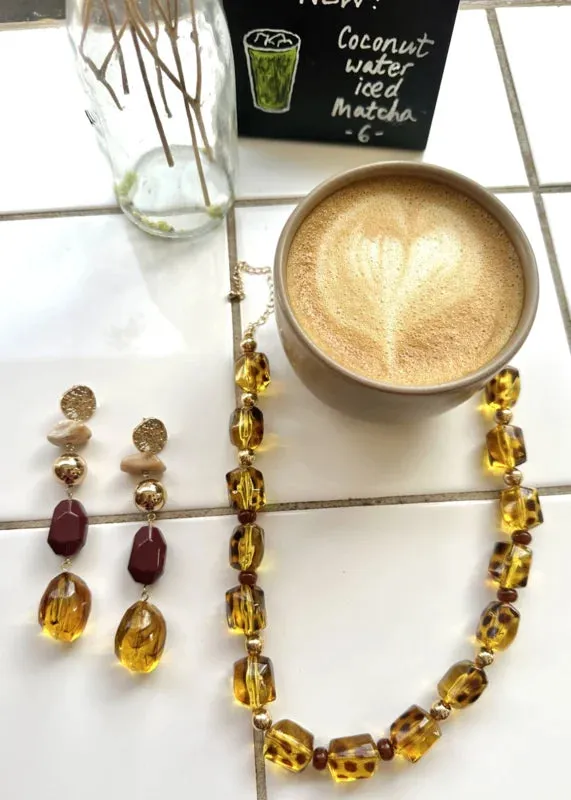 Amiek Charlotte ketting amber bruin met goud